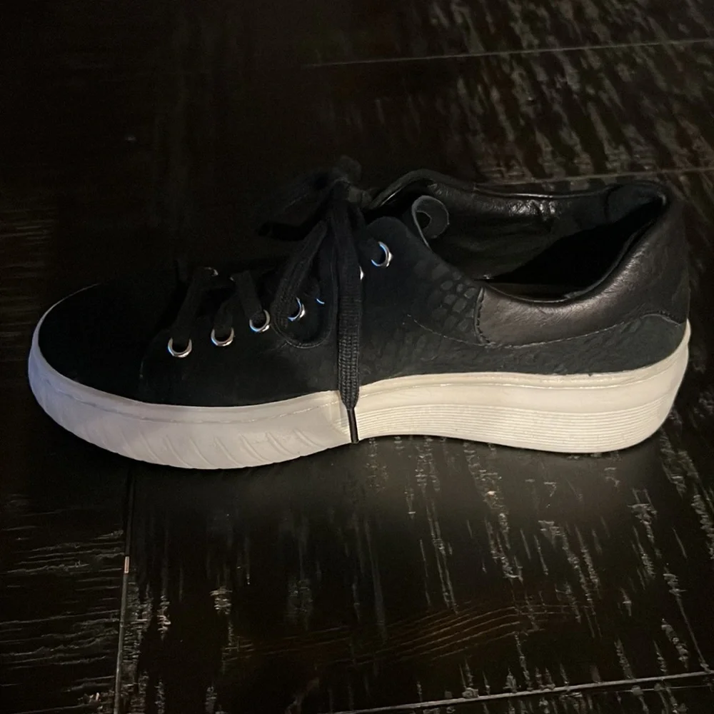 Sofft women Black Textured Sneakers - Picture 4 of 16